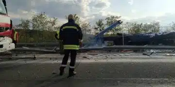 Тежка катастрофа на магистрала „Марица“: ТИР се разцепи на парчета, фадроми и пожарни го събират
